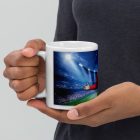Egyedi névvel kérhető piros AIG mezes Cristiano Ronaldo grafikás fehér kerámia focis bögre stadion háttérrel