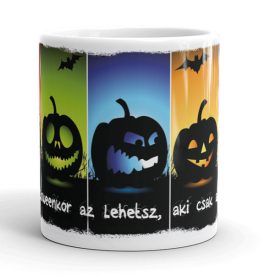 Halloweenkor az lehetsz aki csak szeretnél feliratú fehér kerámia bögre zöld, kék és narancssárga sávos halloweeni töklámpás grafikával.