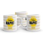Vidám napot feliratú fehér kerámia bögre nagy élénksárga kokárda grafikával és vízszintes halványszürke csíkos háttérrel.
