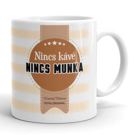 Nincs kávé nincs munka feliratú fehér kerámia bögre nagy kávébarna kokárda grafikával és vízszintes halványbarna csíkos háttérrel.