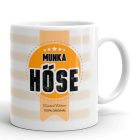 Munka hőse feliratú fehér kerámia bögre nagy narancssárga kokárda grafikával és vízszintes halványszürke csíkos háttérrel.