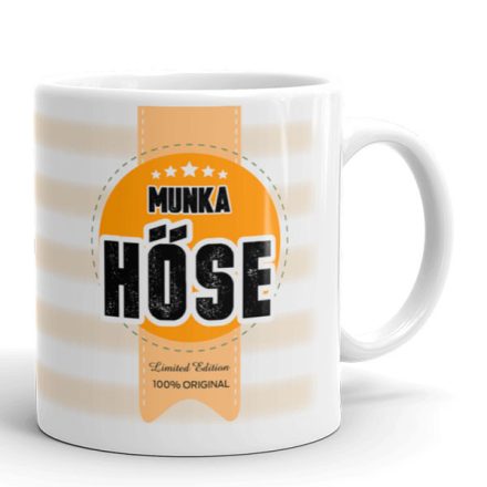 Munka hőse feliratú fehér kerámia bögre nagy narancssárga kokárda grafikával és vízszintes halványszürke csíkos háttérrel.