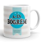 Az én bögrém feliratú fehér kerámia bögre nagy világoskék kokárda grafikával és vízszintes halványszürke csíkos háttérrel.