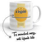 A legjobb feliratú és egyedileg kérhető szövegmezővel ellátott fehér kerámia bögre sárga kokárda pecsét grafikával és szürke csíkos háttérrel.