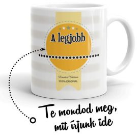 A legjobb feliratú és egyedileg kérhető szövegmezővel ellátott fehér kerámia bögre sárga kokárda pecsét grafikával és szürke csíkos háttérrel.