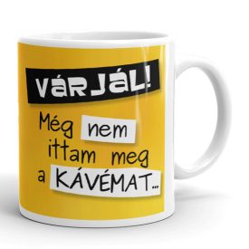 Kávéfüggő morcos fekete macskás egyedi neves vicces irodai bögre sárga alapon