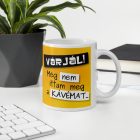 Kávéfüggő morcos fekete macskás egyedi neves vicces irodai bögre sárga alapon
