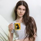 Kávéfüggő morcos fekete macskás egyedi neves vicces irodai bögre sárga alapon