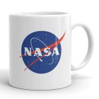 Hivatalos NASA feliratú és kék logós fehér kerámia bögre piros szuperszonikus szárny és fehér csillagok grafikájával.