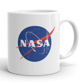 Hivatalos NASA feliratú és kék logós fehér kerámia bögre piros szuperszonikus szárny és fehér csillagok grafikájával.