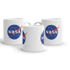 Hivatalos NASA feliratú és kék logós fehér kerámia bögre piros szuperszonikus szárny és fehér csillagok grafikájával.