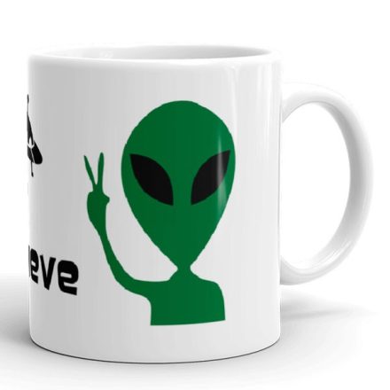 Fehér kerámia bögre béke jelet mutató zöld alien földönkívüli fejel, repülő csészealj UFO sziluettel és fekete believe felirattal.
