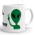 Fehér kerámia bögre béke jelet mutató zöld alien földönkívüli fejel, repülő csészealj UFO sziluettel és fekete believe felirattal.