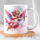 Akvarell stílusú Cupido Ámor angyalka nyíllal íjjal szívecskékkel és Love felirattal mintás fehér bögre fa alátéten
