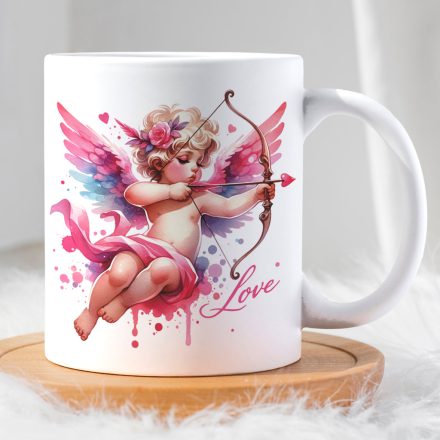 Akvarell stílusú Cupido Ámor angyalka nyíllal íjjal szívecskékkel és Love felirattal mintás fehér bögre fa alátéten