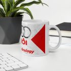 Egyedi felirattal és saját névvel kérhető szürkésfehér márvány mintás fehér kerámia autós bögre krómozott Audi logóval és piros felirattal