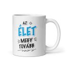 Az élet megy tovább feliratú fehér kerámia bögre élénkkék kiemelt ÉLET szóval és fekete rajzos motívumokkal.
