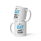 Az élet megy tovább feliratú fehér kerámia bögre élénkkék kiemelt ÉLET szóval és fekete rajzos motívumokkal.