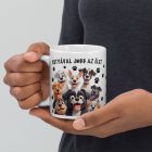 Kutyával jobb az élet feliratú fehér kerámia bögre sok mosolygós és vidám rajzfilmes kiskutya grafikájával