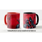 Vörös Deadpool mintás bögre egyedi névvel feliratozva ajándék ötletként sötétvörös grunge háttérrel