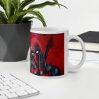 Vörös Deadpool mintás bögre egyedi névvel feliratozva ajándék ötletként sötétvörös grunge háttérrel