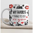  Saját névvel és egyedi felirattal kérhető pálcikaemberes Kama Sutra pozíciókkal és vörös csóknyomokkal díszített fehér kerámia felnőtt bögre My favorite thing to do is you szöveggel