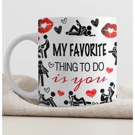  Saját névvel és egyedi felirattal kérhető pálcikaemberes Kama Sutra pozíciókkal és vörös csóknyomokkal díszített fehér kerámia felnőtt bögre My favorite thing to do is you szöveggel