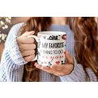  Saját névvel és egyedi felirattal kérhető pálcikaemberes Kama Sutra pozíciókkal és vörös csóknyomokkal díszített fehér kerámia felnőtt bögre My favorite thing to do is you szöveggel