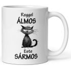 Reggel álmos, este sármos feliratú fehér kerámia bögre bozontos és morcos fekete macska skicc grafikájával