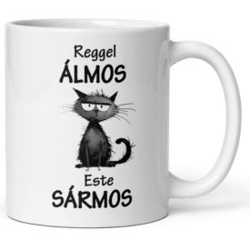 Reggel álmos, este sármos feliratú fehér kerámia bögre bozontos és morcos fekete macska skicc grafikájával