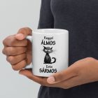 Reggel álmos, este sármos feliratú fehér kerámia bögre bozontos és morcos fekete macska skicc grafikájával
