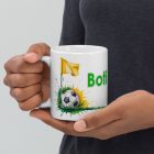 Egyedi névre szóló zöld focipálya és focilabda mintás fehér kerámia sport bögre