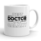 Best Doctor in the Galaxy feliratú fehér kerámia bögre Csillagok Háborúja stílusú fekete betűkkel és egyedi tipográfiával.