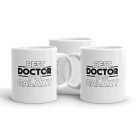 Best Doctor in the Galaxy feliratú fehér kerámia bögre Csillagok Háborúja stílusú fekete betűkkel és egyedi tipográfiával.