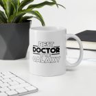 Best Doctor in the Galaxy feliratú fehér kerámia bögre Csillagok Háborúja stílusú fekete betűkkel és egyedi tipográfiával.