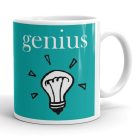 Türkizkék hátterű fehér genius feliratú kerámia bögre skicc stílusú világító villanykörte rajzolt grafikájával.