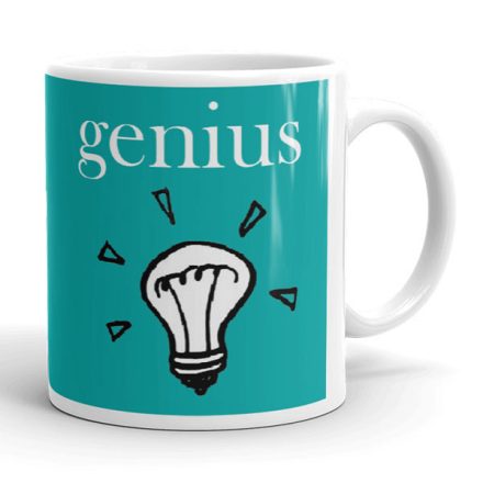 Türkizkék hátterű fehér genius feliratú kerámia bögre skicc stílusú világító villanykörte rajzolt grafikájával.