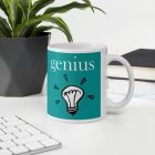 Türkizkék hátterű fehér genius feliratú kerámia bögre skicc stílusú világító villanykörte rajzolt grafikájával.