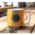 Egyedi névvel és felirattal kérhető kotta és hangjegy mintás sárgás fahatású fehér kerámia gitáros zenei bögre violinkulccsal fa asztalon