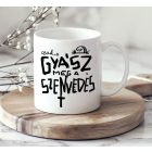 Egyedi saját névvel és felirattal kérhető grunge stílusú fekete feliratos fehér kerámia vicces bögre Csak a gyász meg a szenvedés szöveggel sírkővel fa alátéten