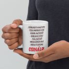 Csináld feliratú fehér kerámia bögre piros vonallal áthúzott hétköznapi kifogások listájával és piros kiemelt betűkkel.