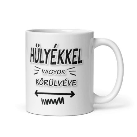 Hülyékkel vagyok körülvéve feliratú fehér kerámia bögre fekete betűkkel, nyilakkal és cikkcakkos hullámvonallal díszítve.