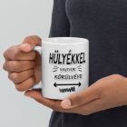 Hülyékkel vagyok körülvéve feliratú fehér kerámia bögre fekete betűkkel, nyilakkal és cikkcakkos hullámvonallal díszítve.