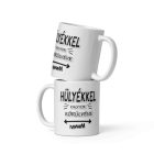 Hülyékkel vagyok körülvéve feliratú fehér kerámia bögre fekete betűkkel, nyilakkal és cikkcakkos hullámvonallal díszítve.