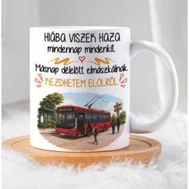 Fehér kerámia bögre piros trolibusz grafikával és vicces felirattal buszsofőröknek