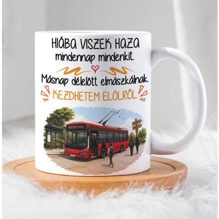 Fehér kerámia bögre piros trolibusz grafikával és vicces felirattal buszsofőröknek