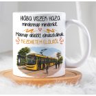 Modern sárga csuklós villamos a megállóban utasokkal és egyedi grafikával egy prémium kerámia bögrén