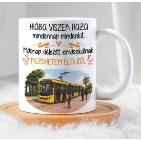 Modern sárga csuklós villamos a megállóban utasokkal és egyedi grafikával egy prémium kerámia bögrén