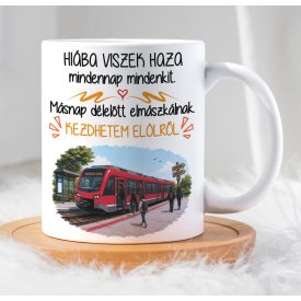 Fehér kerámia bögre síneken álló piros motorvonat grafikával és vicces felirattal vasutasoknak