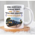 Fehér kerámia bögre kék MÁV mozdony és vasútállomás grafikával valamint vicces felirattal